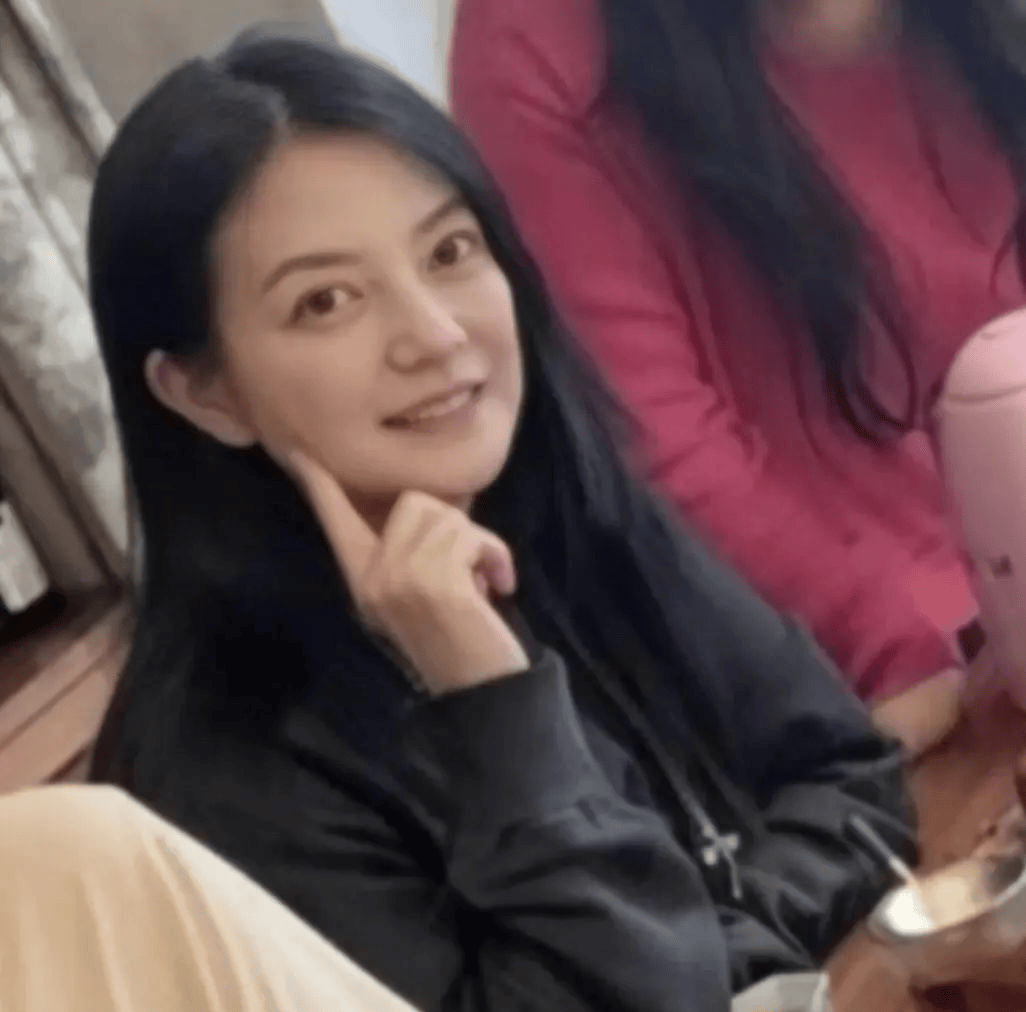 国外豪宅内与好友过新年素颜出镜美出新高度！开元棋牌48岁赵薇离婚后罕见晒照穿黑卫