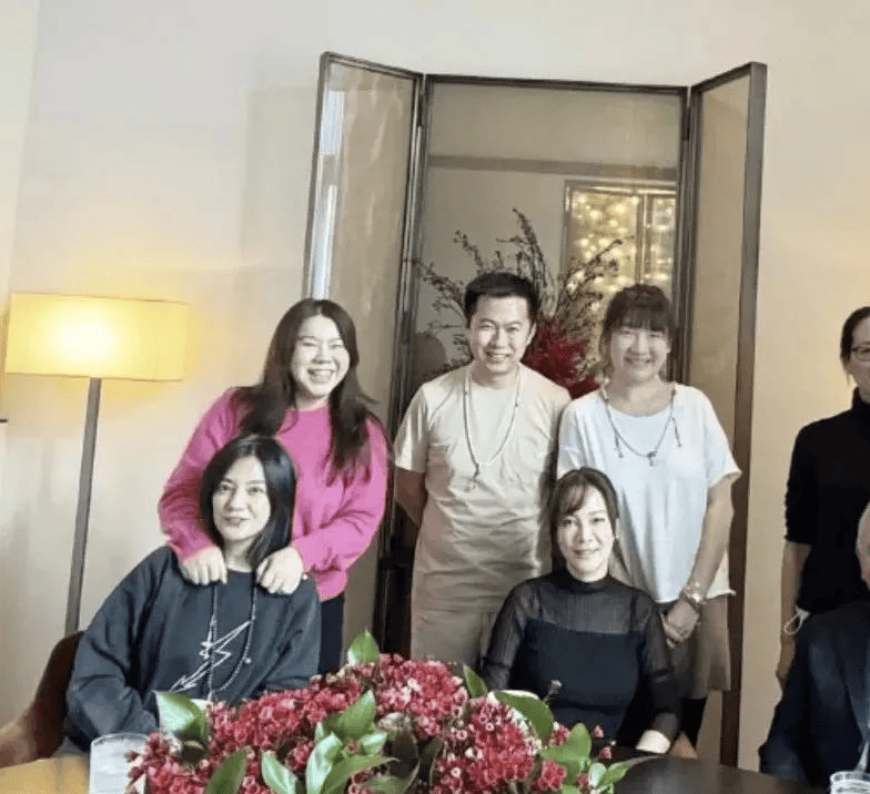 国外豪宅内与好友过新年素颜出镜美出新高度！开元棋牌48岁赵薇离婚后罕见晒照穿黑卫衣(图2)