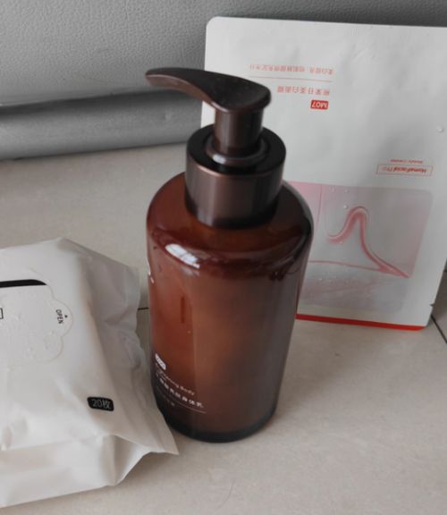 科丝美诗：4重玻尿酸保湿美白成分安全开元棋牌身体乳哪个牌子的好用？肌养堂(图1)