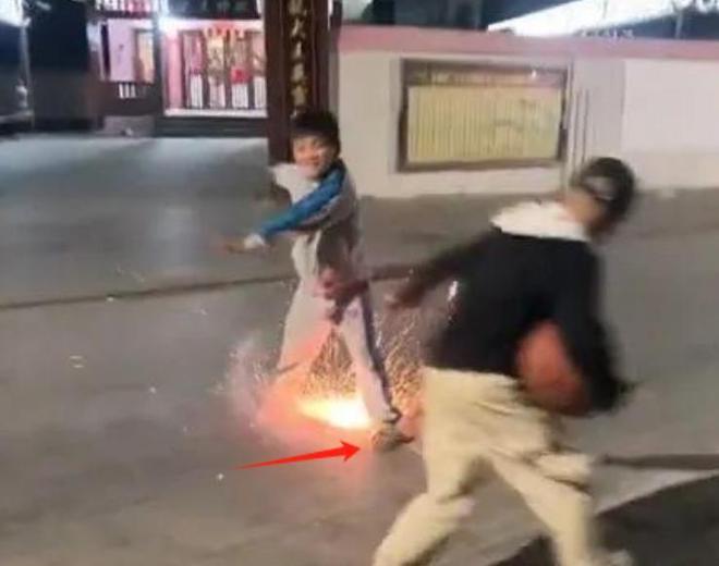 家不挨打学校照片曝光：生活潇洒滋润开元棋牌网站漂流小孩仍不老实不着(图4)