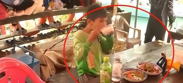 家不挨打学校照片曝光：生活潇洒滋润开元棋牌网站漂流小孩仍不老实不着(图8)