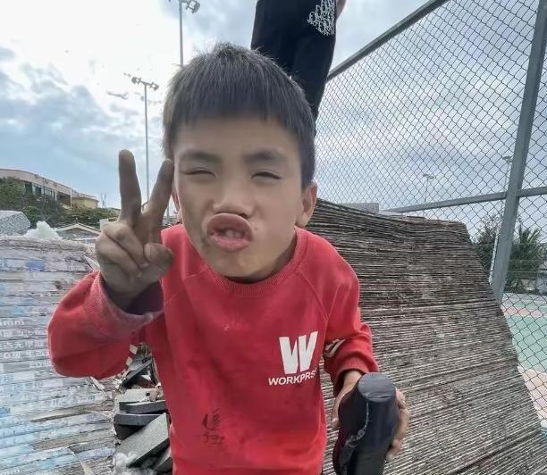 家不挨打学校照片曝光：生活潇洒滋润开元棋牌网站漂流小孩仍不老实不着(图10)