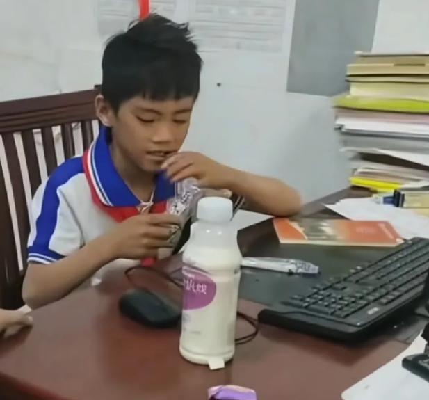 家不挨打学校照片曝光：生活潇洒滋润开元棋牌网站漂流小孩仍不老实不着(图11)