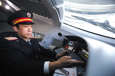 驶不超4小时 不睡觉罚款680ky开元棋牌揭秘动车司机:驾(图3) 驶不超4小时 不睡觉罚款680ky开元棋牌揭秘动车司机:驾(图3)